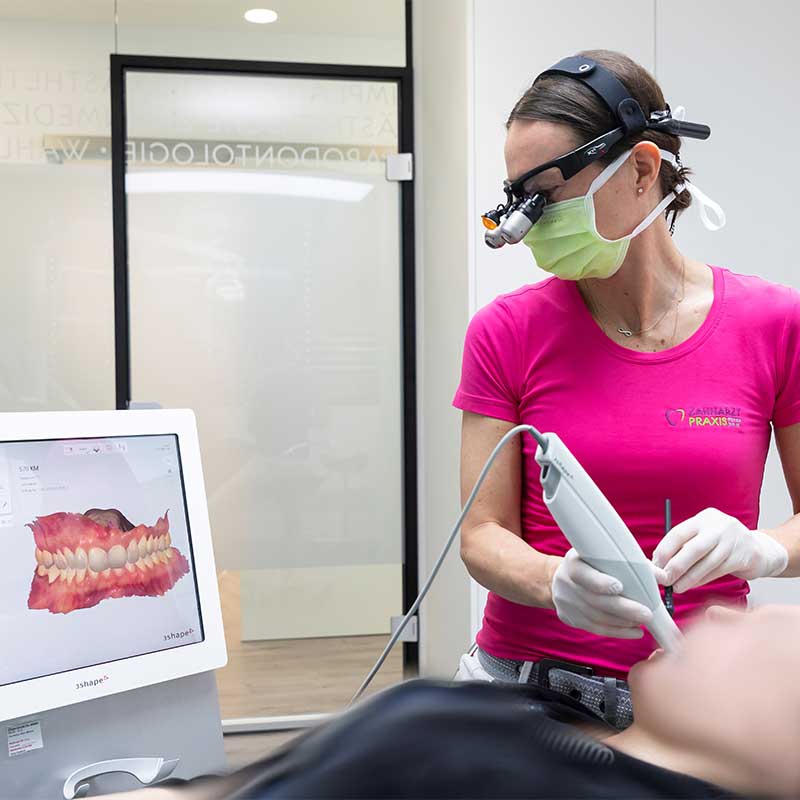 Untersuchung mit Intraoralscanner