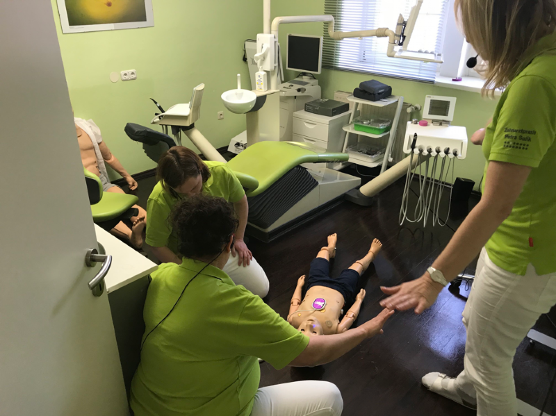 Notfalltraining in Zahnarzpraxis stabile Lage
